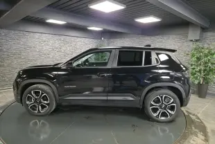 Profil droit d’un Jeep Avenger noir 2025 avec jantes alliage 18 pouces et coques de rétroviseurs gloss black.