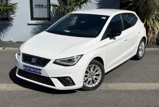 SEAT Ibiza TSI 115 FR blanc Candy vue 3/4 avant droit, jantes alliage et feux LED triangulaires visibles.
