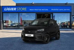 LIGIER JS50 SELECT 11 kWh noir intense en 3/4 avant, avec jantes noires et calandre au design moderne.