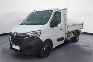 Renault Master Benne blanc en vue 3/4 avant droit, cabine simple avec benne arrière et roues jumelées.