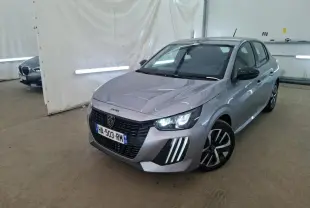 Peugeot 208 gris clair vue 3/4 avant droit dans un garage avec feux diurnes LED allumés.