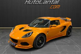 Lotus Elise 3 Cup 250 2021 orange vue 3/4 avant droit, jantes noires satinées et aileron arrière avec drapeau UK.