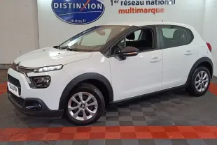 Vue 3/4 avant droite d'une Citroën C3 blanche de 2020, avec jantes alliage et détails noirs contrastants.