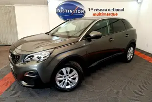Peugeot 3008 gris foncé vue 3/4 avant droit, avec phares LED et jantes alliage visibles en intérieur showroom.