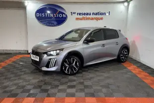 Peugeot 208 Hybrid gris clair vue 3/4 avant droit, avec phares LED et jantes alliage noires et argentées.