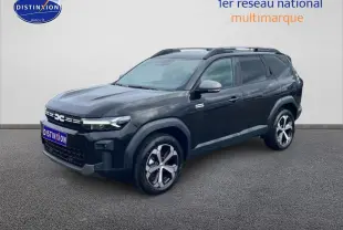 Vue 3/4 avant du Dacia Bigster noir 2025 avec jantes alliage diamantées et barres de toit visibles.