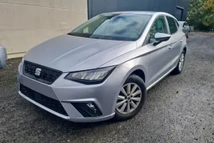 SEAT Ibiza TSI 115 DSG Move! argent urbain vue 3/4 avant droit avec jantes alliage et phares LED.