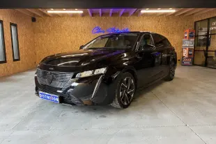 Peugeot 308 SW noire vue en 3/4 avant droit, avec calandre chromée et jantes alliage 17 pouces.