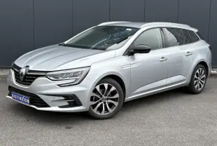 Renault Mégane Break gris Highland vue 3/4 avant droit, avec jantes alliage et rétroviseurs noirs.