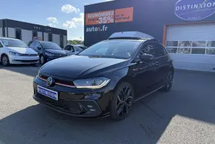Volkswagen Polo GTI 2.0 TSI noire vue 3/4 avant droit avec jantes alliage 18 pouces et calandre GTI rouge.