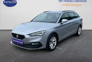 SEAT Leon ST gris urbain vue 3/4 avant droit, break compact avec jantes alliage et toit ouvrant.