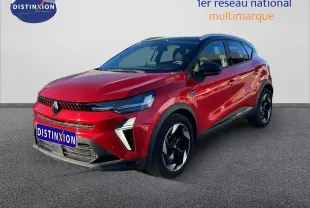 Renault Captur 2025 rouge désir métal avec toit noir, vue 3/4 avant droit sur fond neutre.
