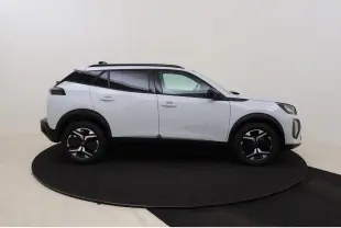 Peugeot 2008 blanc Okenite vue de profil côté gauche, avec barres de toit noires et jantes stylisées.