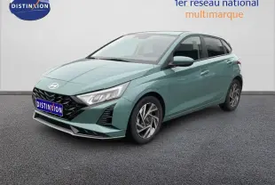 Hyundai i20 2025 vert mangrove métal vue 3/4 avant droit avec jantes alliage et calandre noire distinctive.