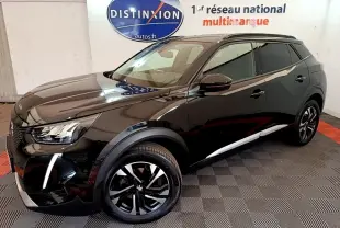 Peugeot 2008 noir vue 3/4 avant droit en intérieur, avec jantes alliage et feux LED distinctifs.