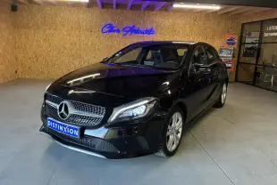 Mercedes Classe A 180 CDI Sensation noire vue en 3/4 avant droit dans un showroom avec éclairage intérieur.