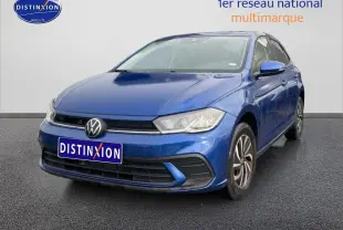 Volkswagen Polo 2025 bleu récif vue 3/4 avant avec calandre noire et jantes alliage 15 pouces.