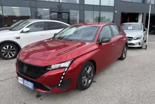 PEUGEOT 308 rouge Elixir Metal vue 3/4 avant droit, avec feux LED verticaux distinctifs et calandre noire.