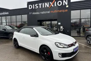 Volkswagen Golf VI Cabriolet blanc vue 3/4 avant avec toit noir et jantes noires distinctives.