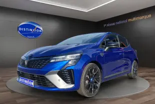 Renault Clio V TCE 90 Esprit Alpine bleu Iron vue 3/4 avant avec jantes noires et détails argentés.