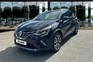 Renault Captur Initiale Paris noir vue 3/4 avant droit avec jantes alliage et calandre chromée devant vitres réfléchissantes