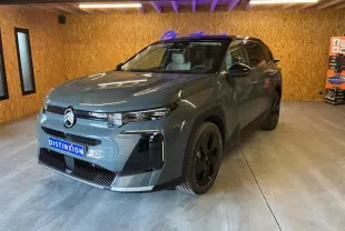 Vue 3/4 avant du Citroën C5 Aircross II 1.2 hybride 2026 en vert, avec jantes noires et calandre distinctive.