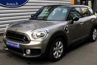 MINI Countryman hybride rechargeable gris métallisé avec toit noir, vue 3/4 avant droit en extérieur urbain.