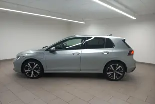 Vue de profil côté gauche d’une Volkswagen Golf 1.5 eHybrid 204 DSG6 en Argent Dolomite avec jantes alliage 18 pouces Catania.