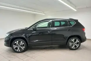 Profil côté gauche du SEAT Ateca 2.0 TDI 150 DSG7 Copa noir Magic Nacré avec jantes alliage 18 pouces en intérieur.