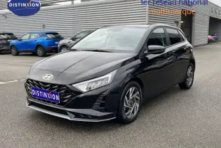 Hyundai i20 2025 noir Phantom Metal vue 3/4 avant droit avec calandre et phares LED distinctifs.