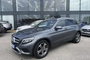 Mercedes GLC 220D gris sélénite métal vu en 3/4 avant droit, avec jantes alliage et calandre chromée visible.