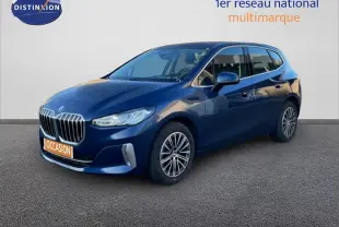 BMW Série 2 Active Tourer bleu Phytonique métal vue 3/4 avant droit avec calandre imposante et jantes alliage.