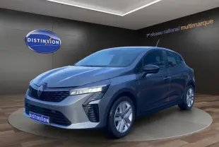 Renault Clio V E-Tech gris schiste vue 3/4 avant droit, projecteurs LED allumés en showroom.