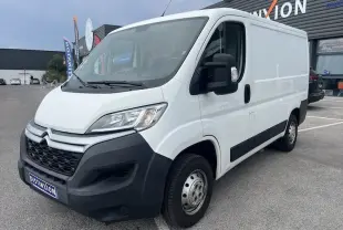 Vue 3/4 avant d’un utilitaire Citroën Jumper blanc avec pare-chocs noirs et jantes acier, stationné en extérieur.