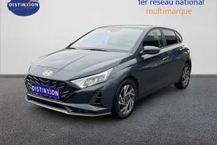 Hyundai i20 2025 gris Aurora Metal vue 3/4 avant droit avec calandre noire et jantes alliage distinctives.