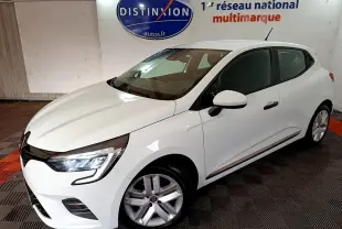 Renault Clio Business blanc vue 3/4 avant droit, feux LED allumés, jantes alliage et rétroviseur blanc.