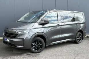 Volkswagen Transporter T7 ProCab gris graphite, vue 3/4 avant droit avec jantes alliage noir brillant Le Mans 17 pouces.