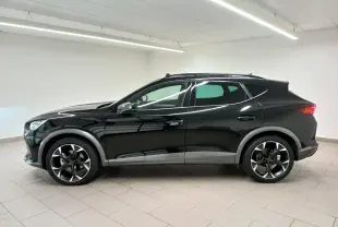 Vue latérale droite du CUPRA Formentor 1.5 TSI 150 DSG7 VZ-LINE 2023 en noir minuit avec jantes sport et lignes épurées.