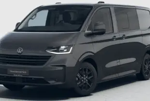 Vue 3/4 avant droite du Volkswagen Transporter ProCab gris métallisé avec jantes alliage noires et phares LED Matrix allumés.