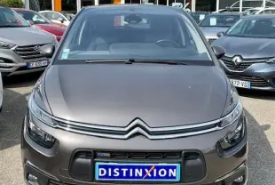 Vue frontale d'une Citroën C4 Picasso marron 2017 avec calandre distinctive et plaque Distinxion visible.