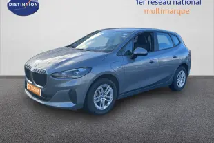 BMW Série 2 Active Tourer 225e xDrive gris métallisé vue 3/4 avant droit sur fond neutre.