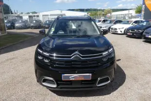 Vue de face d'un SUV Citroën C5 Aircross noir nacré avec calandre noire brillante et projecteurs LED.