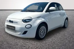 Vue 3/4 avant droite d'une Fiat 500 électrique blanche avec phares ronds et calandre épurée.