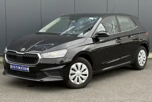 Vue 3/4 avant droite d’une SKODA FABIA 2024 noire Magic avec calandre chromée et jantes acier sur parking.