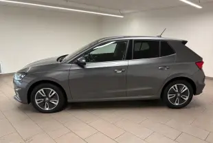 Profil côté gauche de la Skoda Fabia 1.0 TSI 95 BVM5 Style 2023 en gris graphite métallisé dans un intérieur neutre.