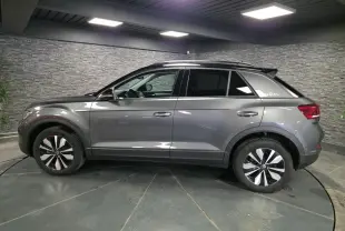 Volkswagen T-Roc gris en profil droit, avec jantes alliage 17 pouces et sticker édition GOAL sur custode arrière.