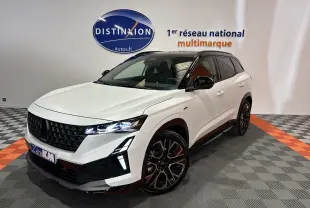 Renault Austral blanc nacré satin vu 3/4 avant droit avec toit noir et jantes noires bicolores.