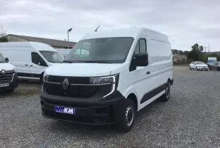 Renault Master blanc en 3/4 avant droit, fourgon utilitaire avec calandre noire et pare-chocs renforcé noir.