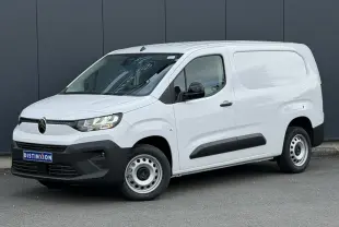 Vue 3/4 avant droite du Citroën Berlingo Van XL blanc Icy avec jantes tôle et protections noires sur portières.