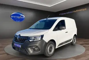 Vue 3/4 avant droite du Renault Kangoo blanc 2023 version Van TCE 100 Grand Confort avec pare-chocs noir mat et jantes acier.